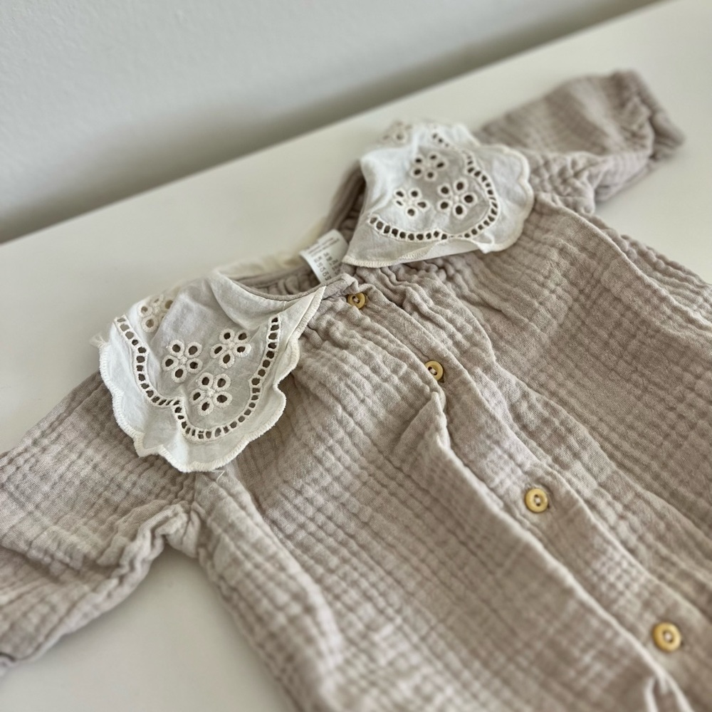 Romper suit with eyelet - embroidered collar